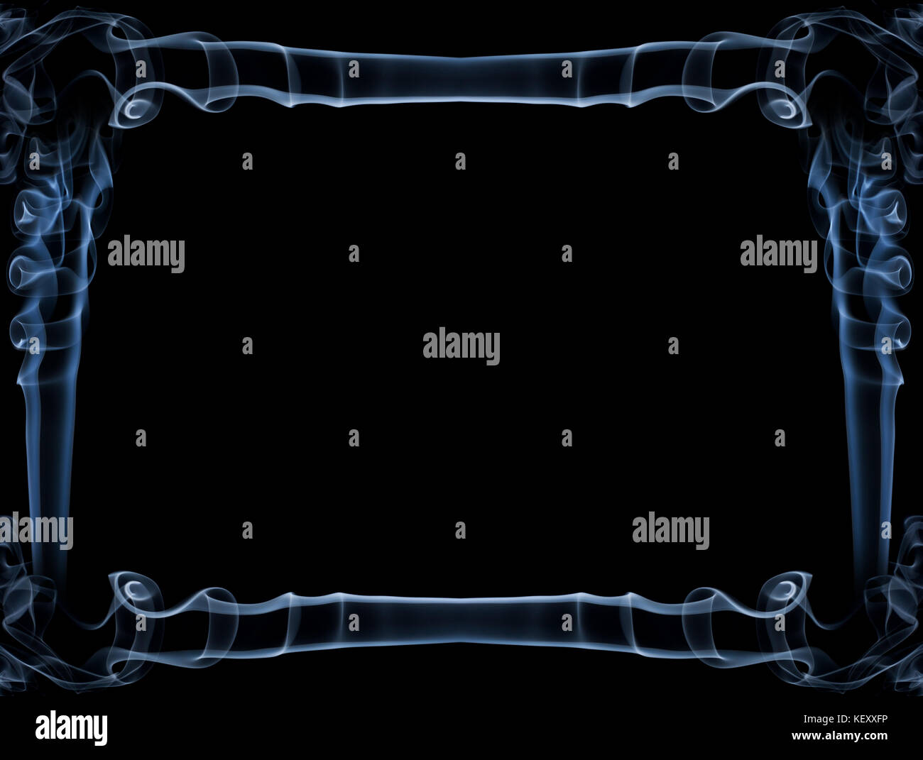 Dekorative abstrakt blau Rahmen über schwarzen Hintergrund aus Rauch isoliert. Es ist Raum, einen Text oder ein Bild einfügen. Stockfoto