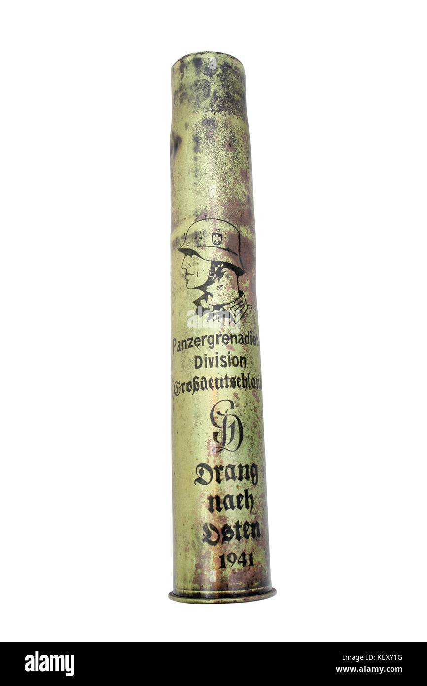 Deutsche auf der WW2. Grabengestaltung Arbeit. Deutsche Soldaten Bild auf sowjetischen 45mm Artillerie-Patronengehäuse. Infiption auf Fall - die Waffen-SS - Panzer Stockfoto