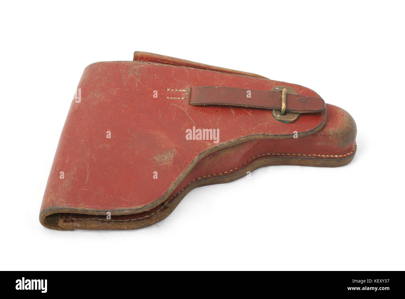 Holster famousl Modell der deutschen Armee Hand Pistole Walther p 38. Sehr interessante Holster Farbe - Rot - nicht typisch. Pfad auf weißem Hintergrund. Stockfoto