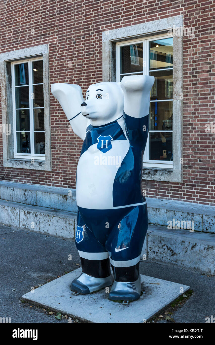 Hertha Bear, eine der United Buddy trägt Skulpturen. Vor dem Fanshop-Gebäude des Hertha BSC Fußballvereins in der Hanns-Braun-Straße in Berlin gelegen Stockfoto