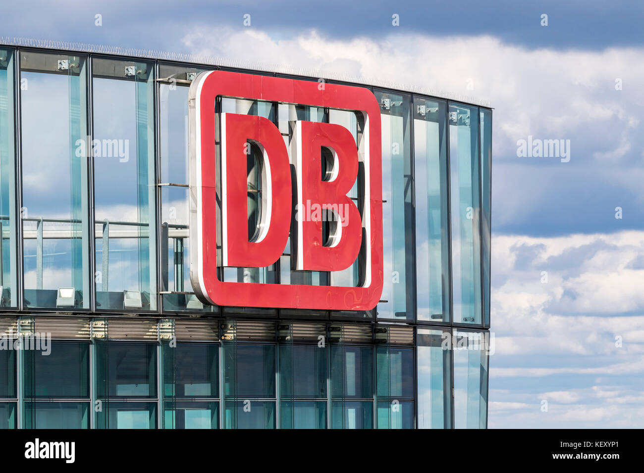 DB-Logo auf der Spitze des Bahnturms. Es handelt sich um einen 26-stöckigen Wolkenkratzer mit 103m Stockwerken am Potsdamer Platz in Berlin Stockfoto