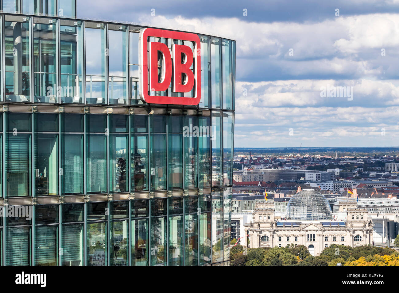 DB-Logo auf der Spitze des Bahnturms. Es handelt sich um einen 26-stöckigen Wolkenkratzer mit 103m Stockwerken am Potsdamer Platz in Berlin Stockfoto