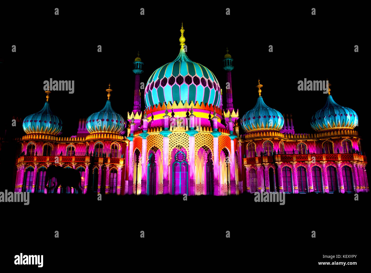 Royal Pavilion, Brighton Festival, 2016, berühmten Royal von Großbritannien Brighton Pavillon leuchtet mit bunten Projektionen und Silhouette eines Elefanten. Stockfoto