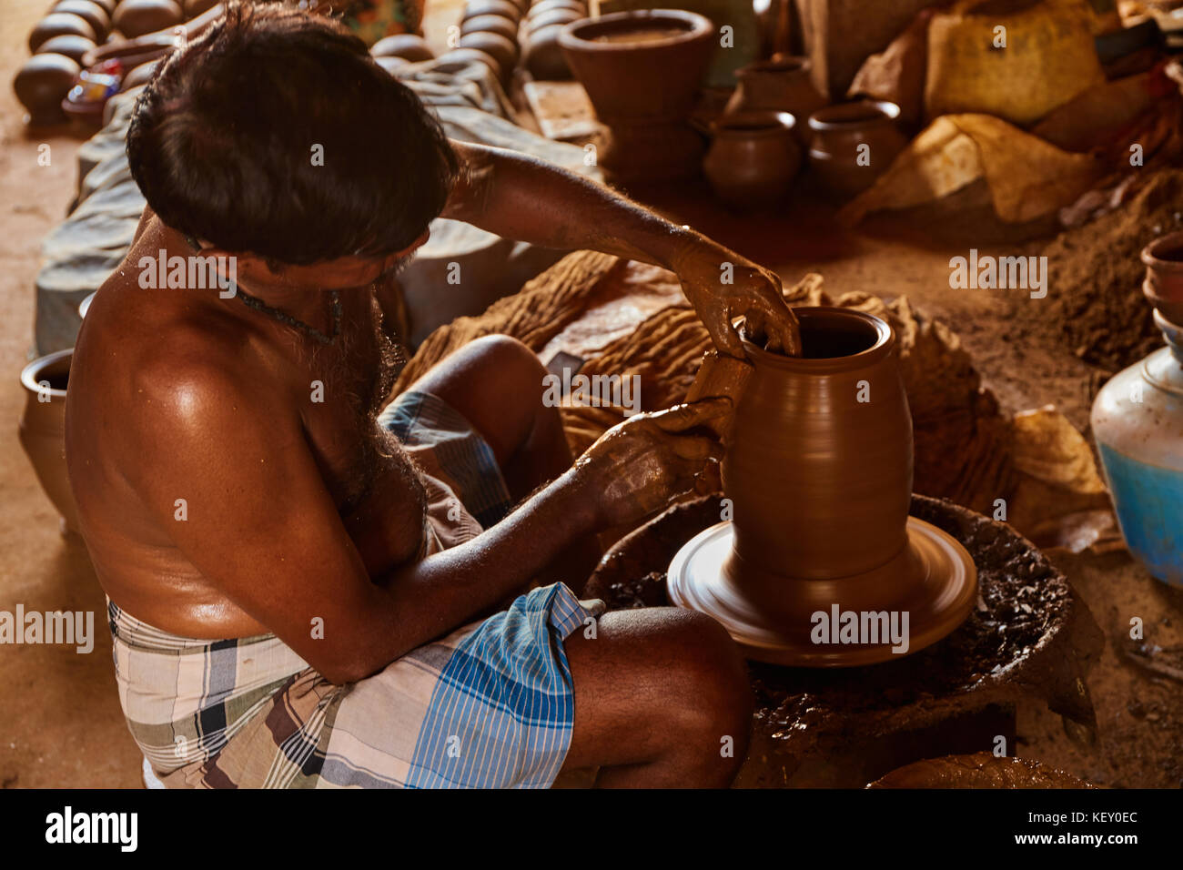 Hände, tontopf auf der Töpferei Rad, wählen Sie Fokus, Nahaufnahme. Potter bis Gestaltung der Terrakotta Tontopf auf quaddel, lady Helfer in Terrakotta Stockfoto