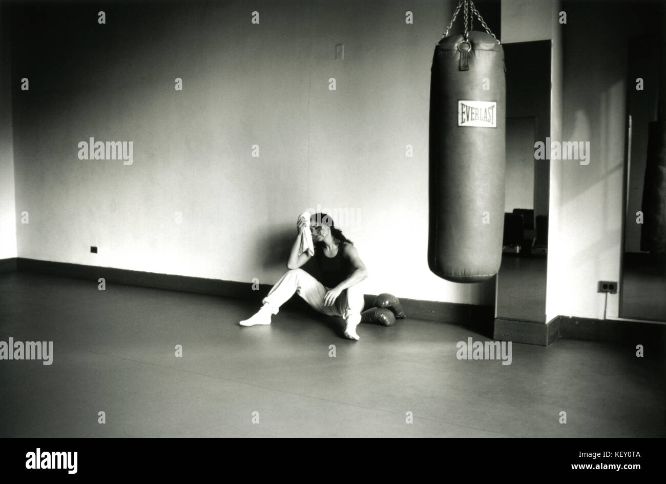 Frau/Mädchen in Boxing Gym nach dem Workout Stockfoto