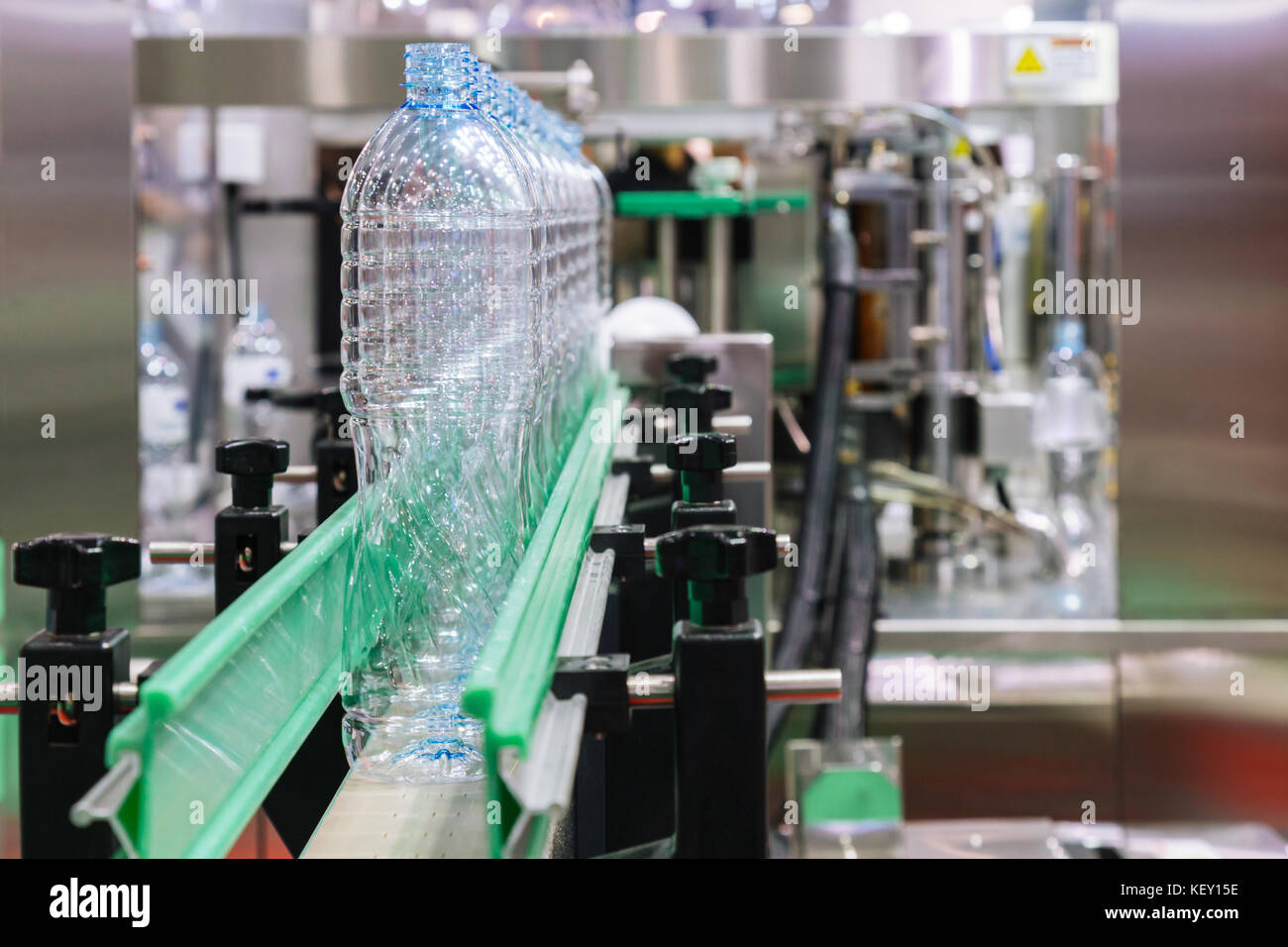 Transparenter Kunststoff Flasche auf Factory Line Maschine in der Getränkeherstellung, selektive konzentrieren. Stockfoto