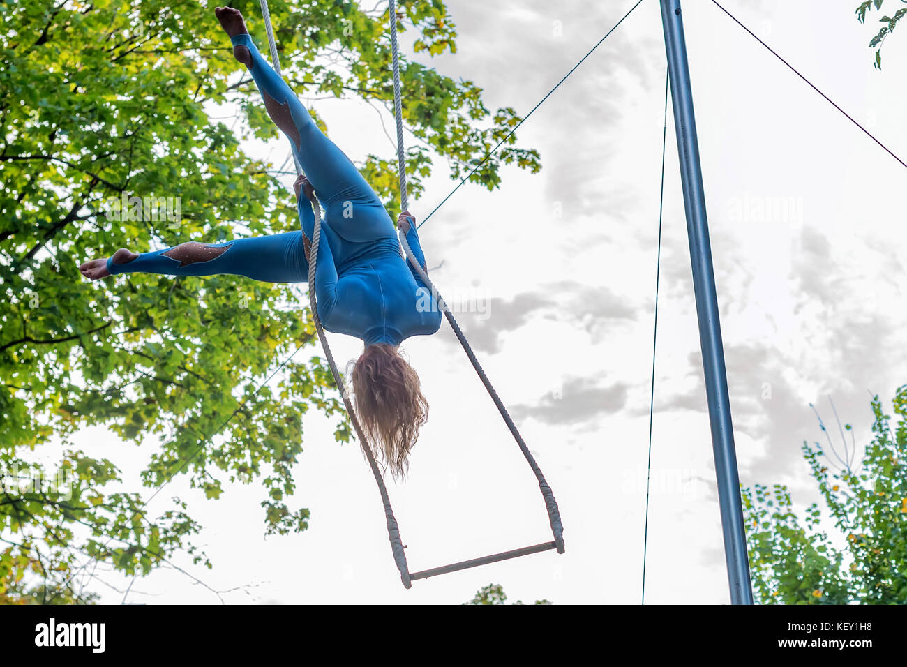 Zurück jungen attraktiven weiblichen Blick trapeze Artist Stockfoto