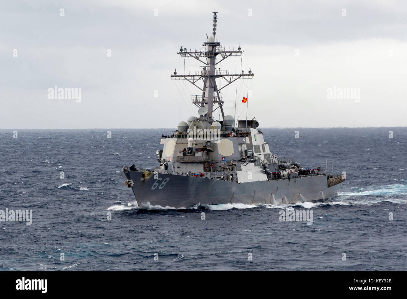 Die geführte Anti-raketen-Zerstörer USS der Sullivans (DDG68) die Durchfuhr den Atlantischen Ozean Stockfoto