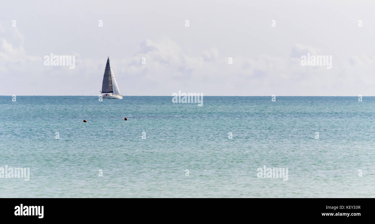 Segelboot im Meer. Luxus yachting in einer ruhigen Wasser. für Marine- und Navigationskonzept Stockfoto