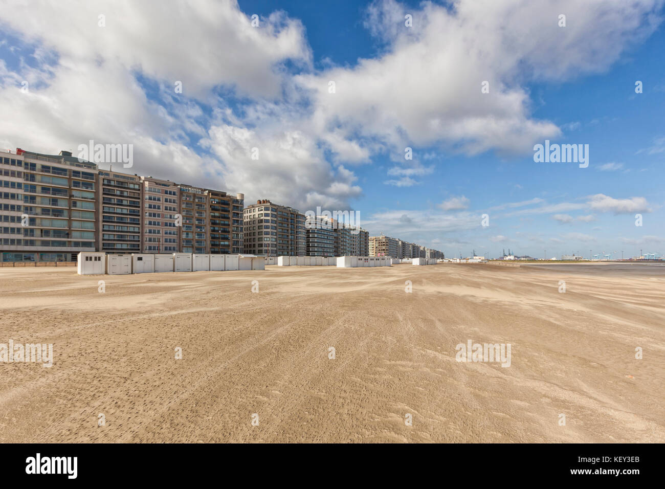 Apartmentanlagen und Beach Cabins at North Sea Resort Knokke, Belgien Stockfoto