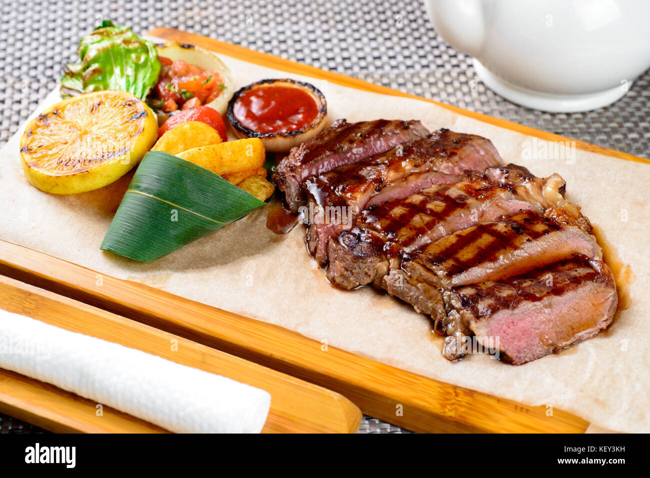 Gebratenes Fleisch mit Sauce und Kartoffeln Stockfoto