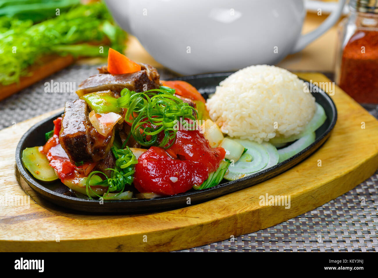 Gebratenes Fleisch mit Reis Stockfoto