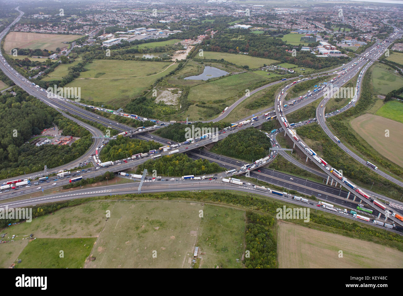 Eine Luftaufnahme von Autobahn Staus um Junction 2 von der M25 Stockfoto