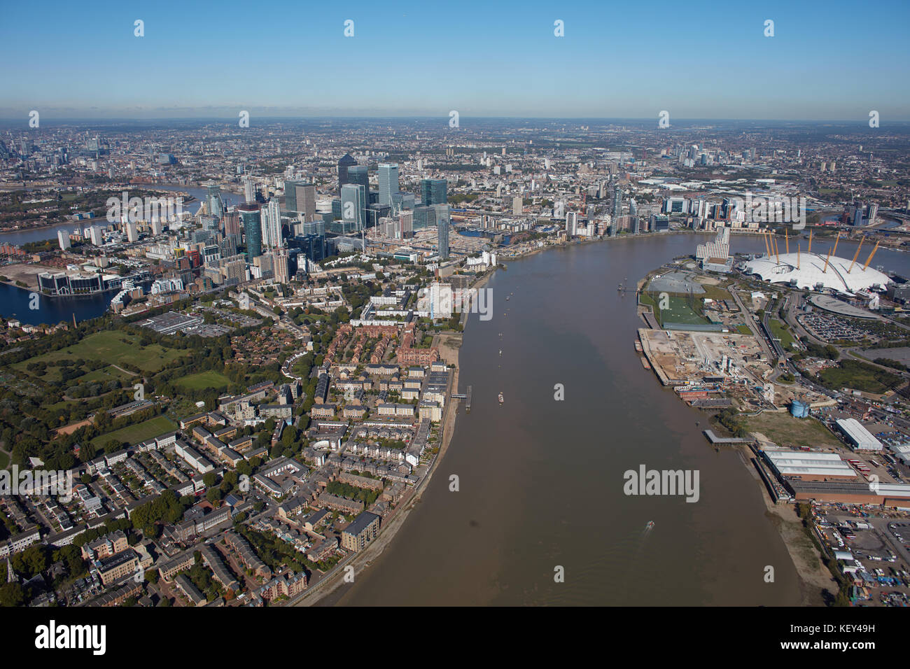 Ein Luftbild von der Themse, der Insel der Hunde und der O2 Arena. Stockfoto
