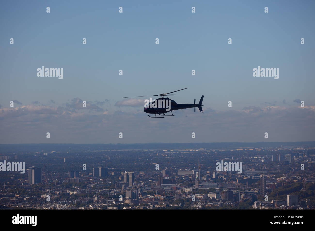 Ein Luft-zu-Ansicht eines AS 355 Twin Squirrel für Luftaufnahmen über Central London verwendet wird Stockfoto