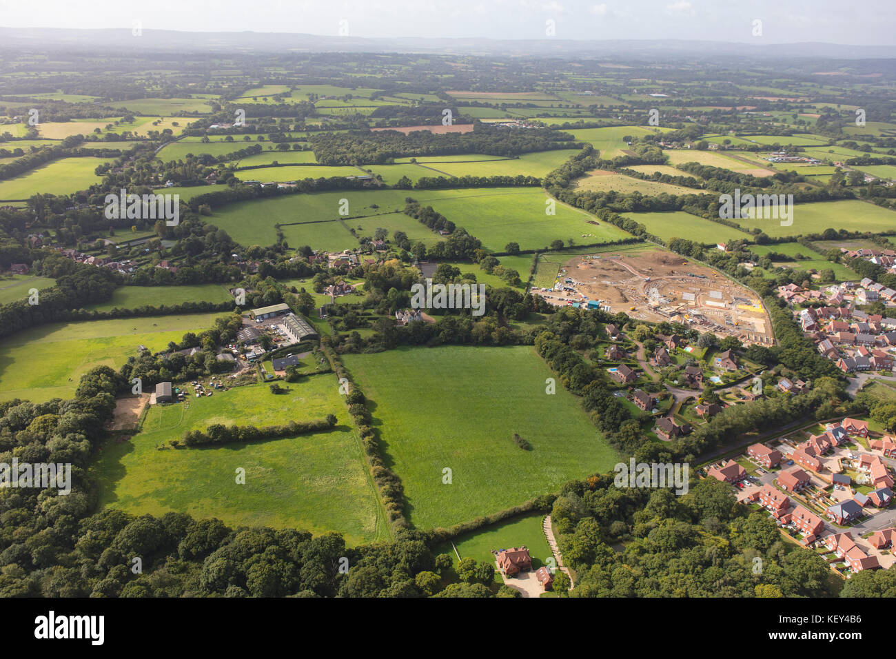 Eine Luftaufnahme zeigt das Entwicklung rund um den Rand eines Sussex Stadt Stockfoto