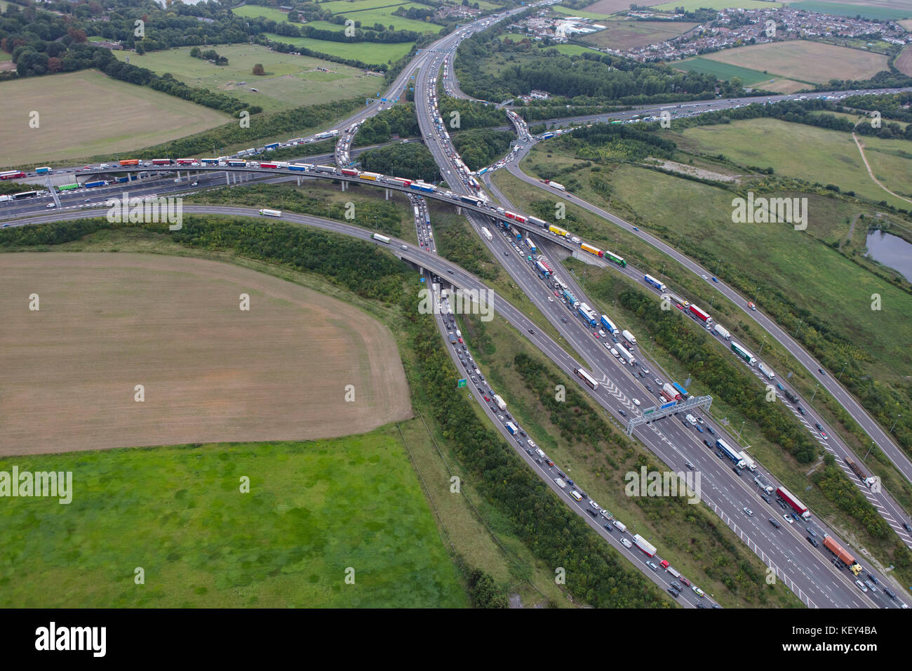 Eine Luftaufnahme anzeigen Staus an der Kreuzung 2 der Autobahn M25 London Orbital Stockfoto
