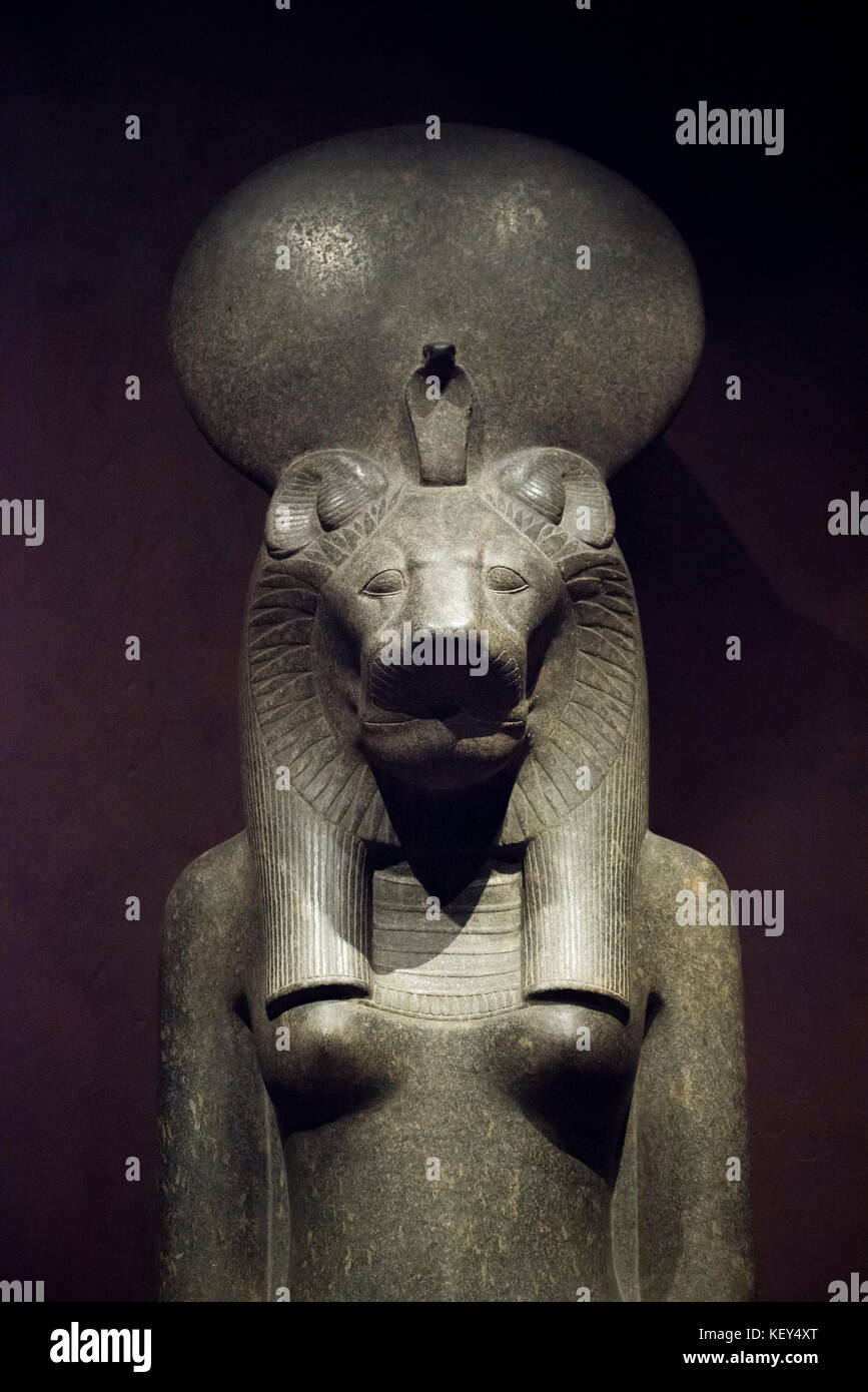 Turin. Italien. Statue der ägyptischen Göttin Sakhmet Löwin mit einer Sonnenscheibe und Uraeus. Museo Egizio (Ägyptisches Museum) Stockfoto