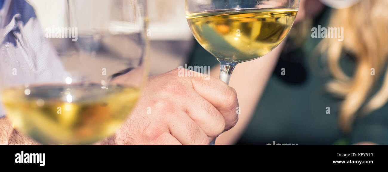Freunde jubeln mit Weingläsern im Restaurant unter freiem Himmel Stockfoto