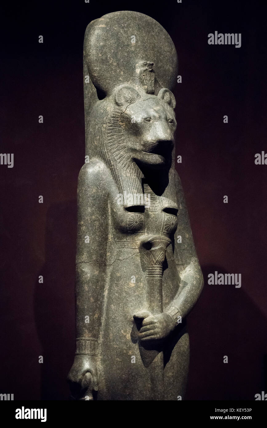 Turin. Italien. Statue der ägyptischen Göttin Sakhmet Löwin mit einer Sonnenscheibe und Uraeus und Halten einer Wadj Zepter in Form einer Papyrus Blume. Stockfoto