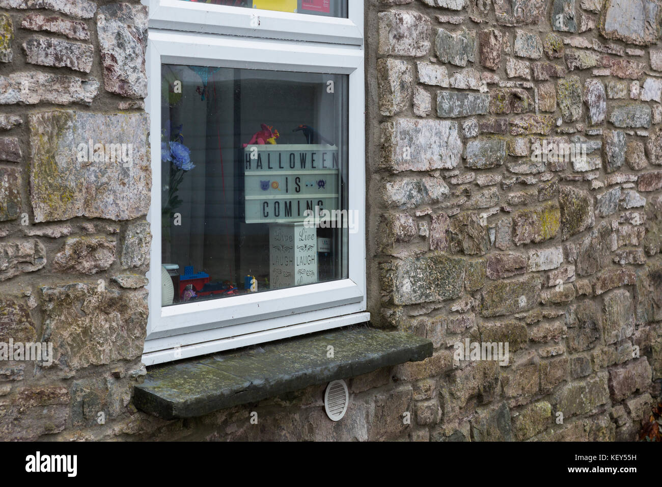 Schild Halloween im Fenster des Hauses kommt Stockfoto