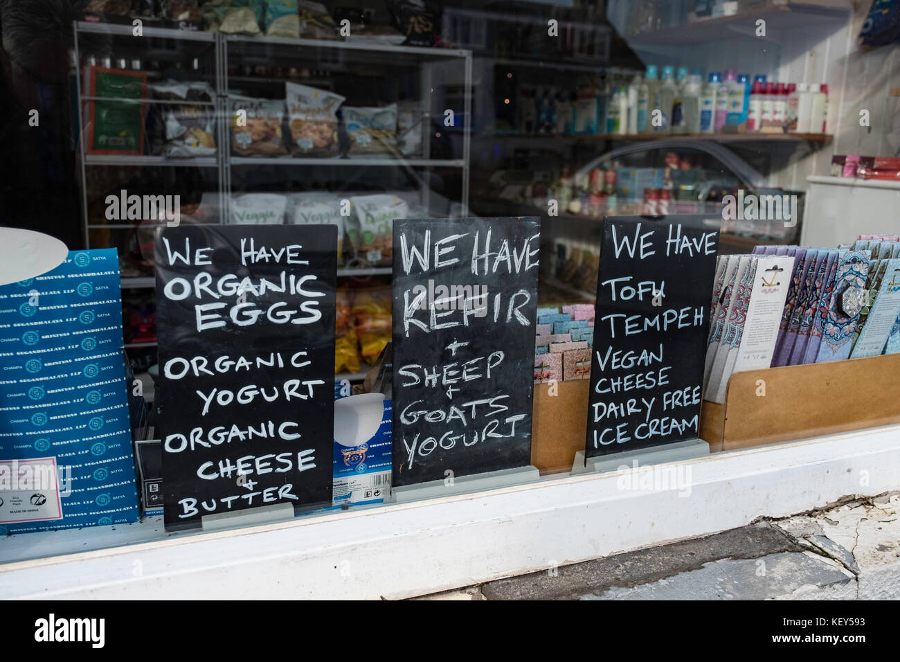 Schaufensterdarstellung von Schilder, die Bio-Lebensmittel zum Verkauf im Deli-Laden im historischen Dorf Crail in East Neuk of Fife in Schottland , Vereinigtes Königreich zeigen. Stockfoto