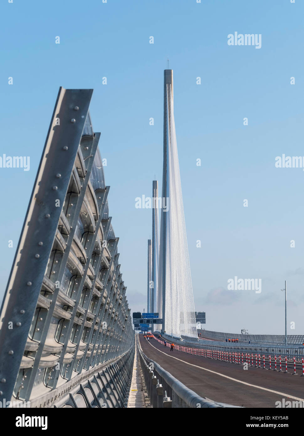 Blick auf die neue Queensferry Crossing am Tag der offiziellen Eröffnung in Schottland, Großbritannien. Auffällige Windschutzbarrieren. Stockfoto