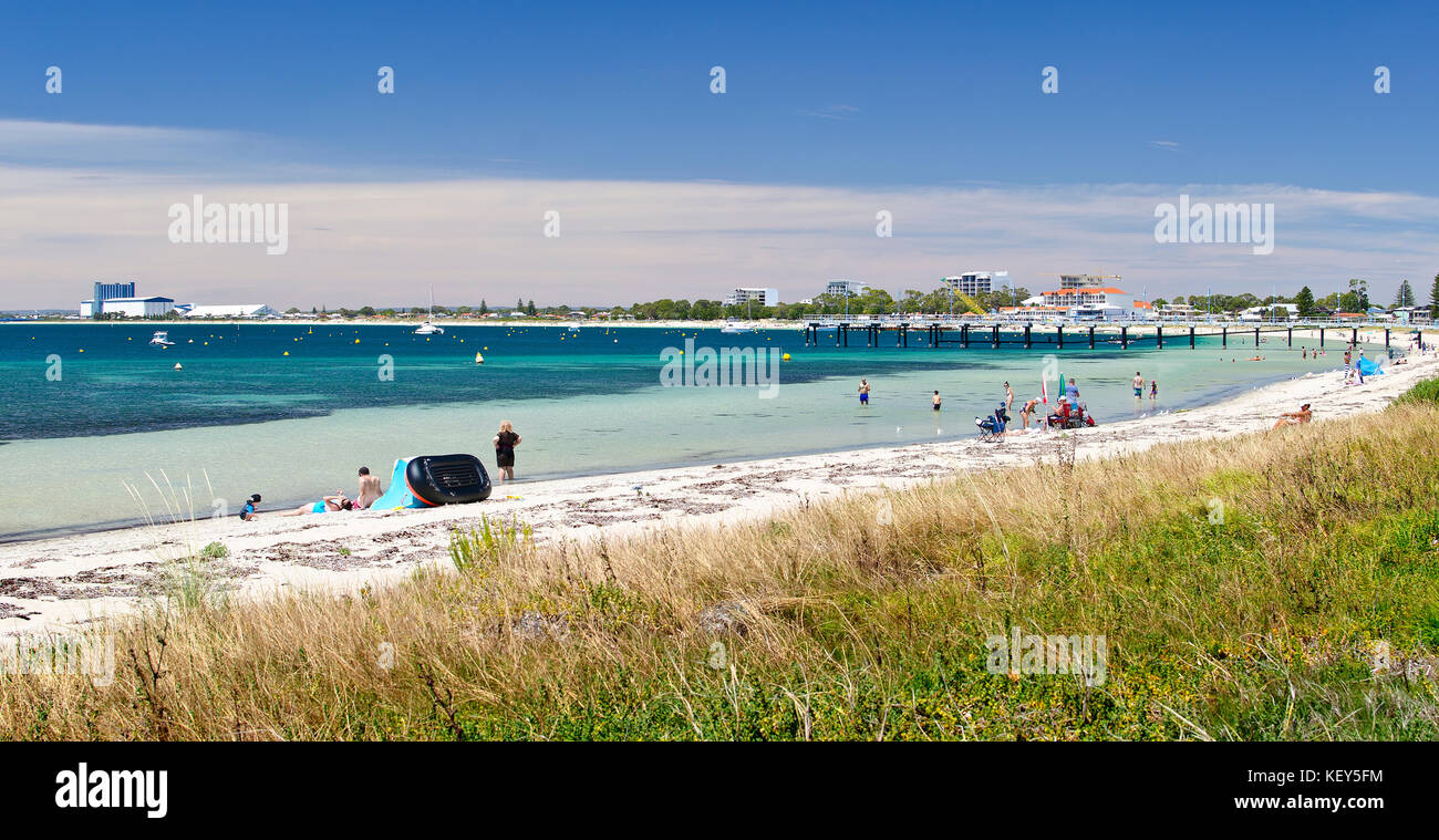 Strand goers Entspannen und Wandern auf Rockingham an einem schönen heißen Sommertag, Western Australia. Stockfoto