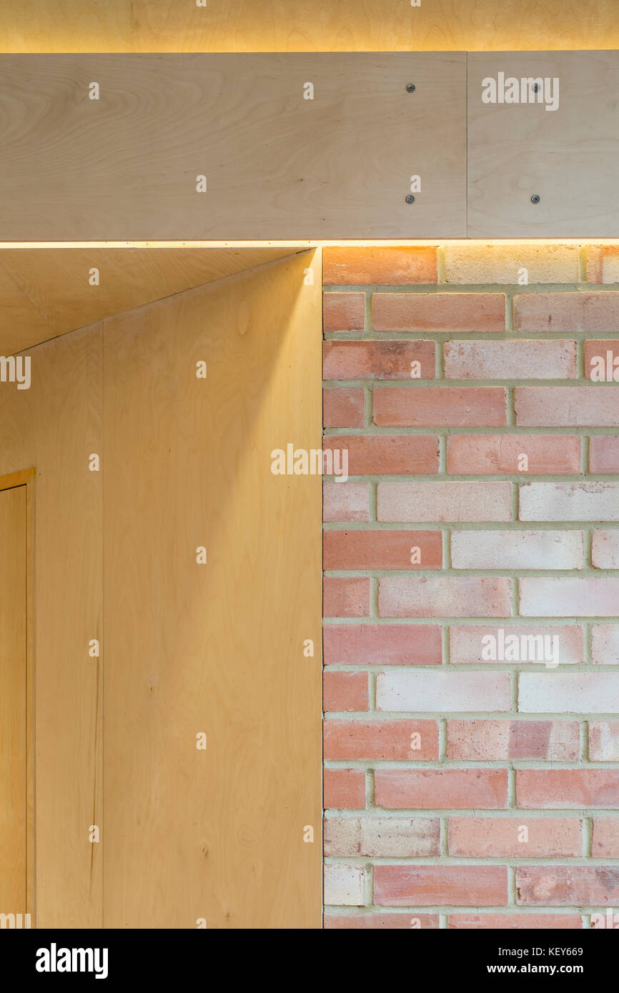 Interior Detail der Lichter, Holz und Stein. Phoenix Community Gardens, London, Vereinigtes Königreich. Architekt: Büro Sian Architektur & Design, 2017. Stockfoto