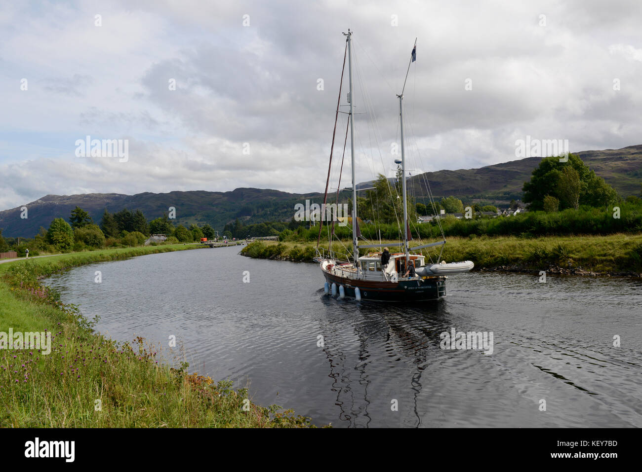 Schottland, Großbritannien. Yacht Kreuzfahrt auf Caledonian Canal in der Nähe von Loch Ness. Stockfoto