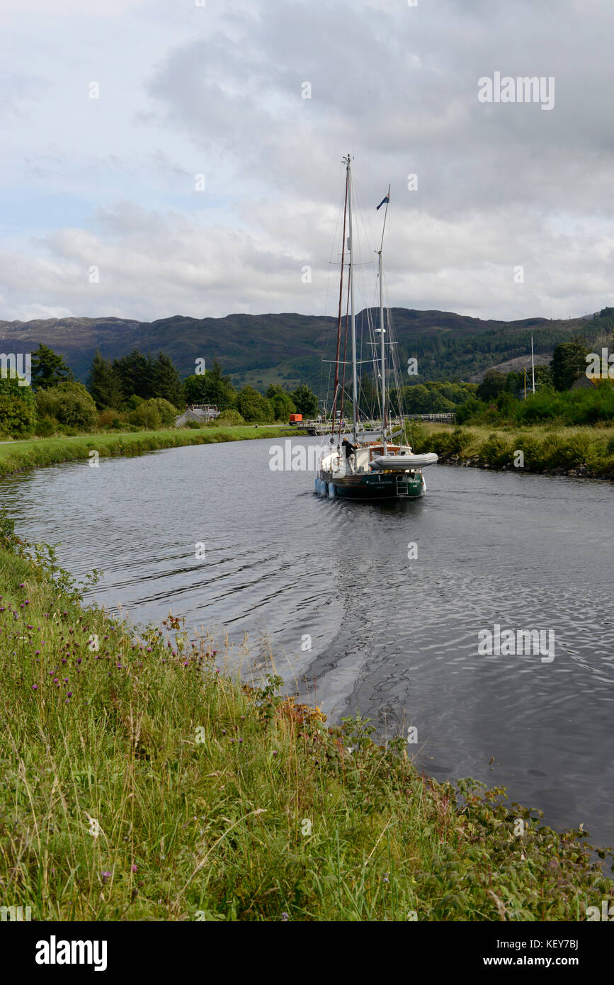 Schottland, Großbritannien. Yacht Kreuzfahrt auf Caledonian Canal in der Nähe von Loch Ness. Stockfoto