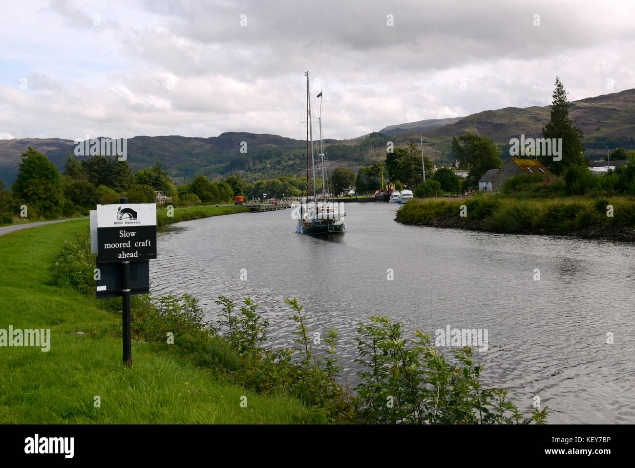 Schottland, Großbritannien. Yacht namens Geist von Worcester Kreuzfahrt auf Caledonian Canal in der Nähe von Loch Ness. Stockfoto