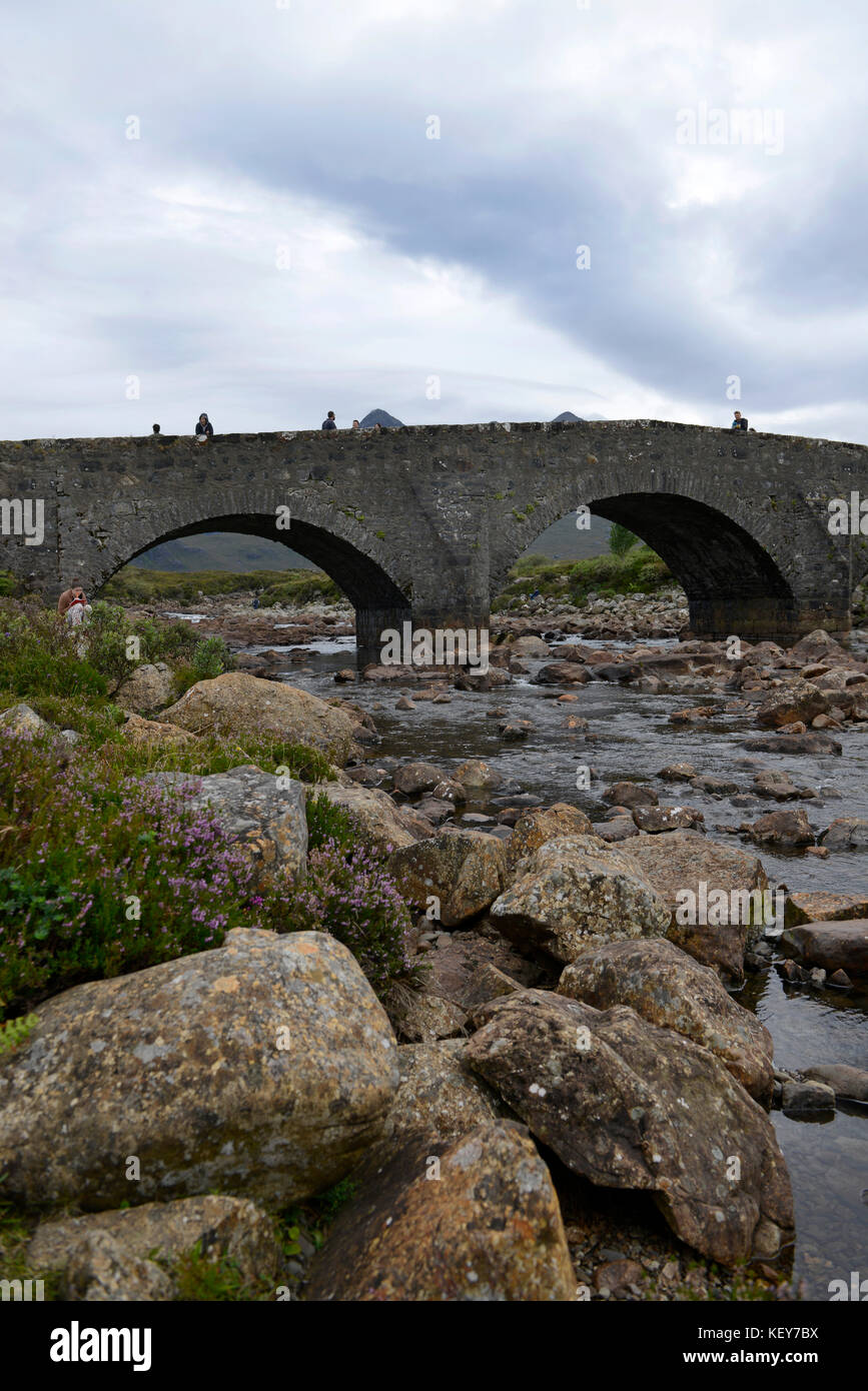 Alte Steinbrücke über den Fluss slichagan. slichagan, Isle of Skye, Schottland Stockfoto