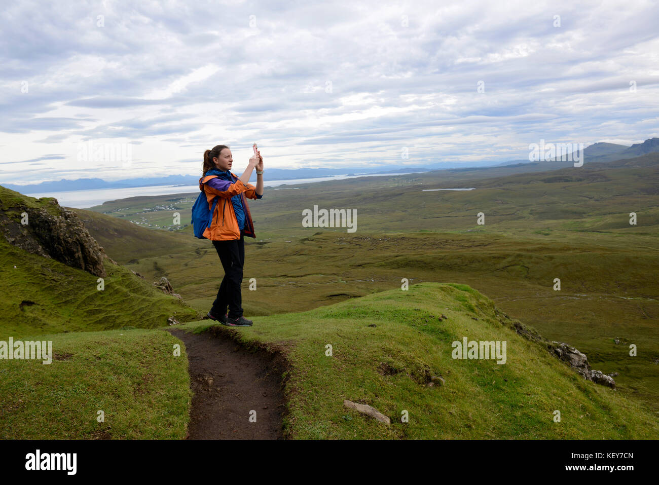 Schottische Highlands, Isle of Skye. cuith-raing, oder quiraing. Wanderer nimmt ein Panoramabild mit Ihrem Handy. Stockfoto
