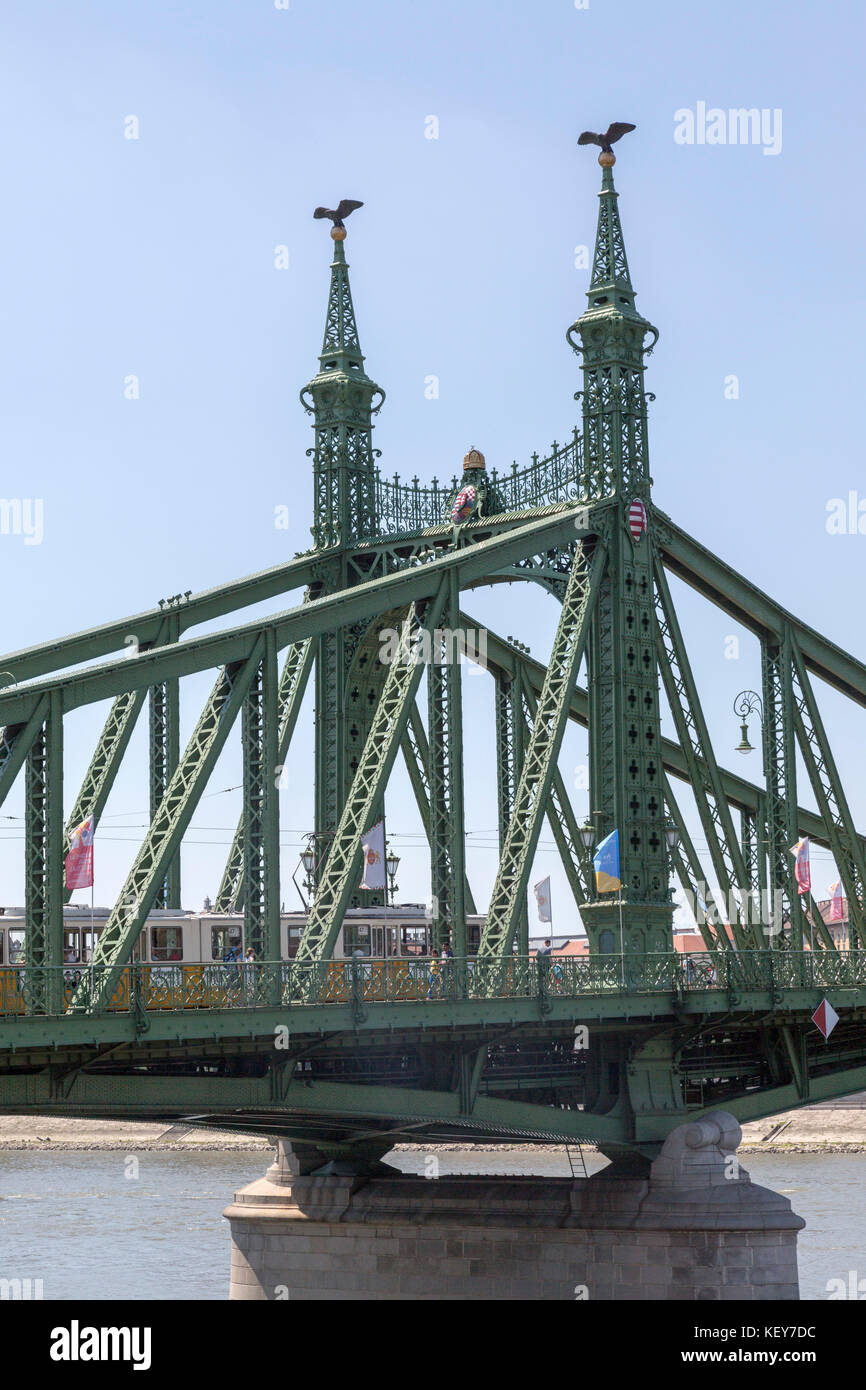 Die Elizabeth Bridge in Budapest, Ungarn, Anschließen der Buda auf der Pester Seite. Stockfoto