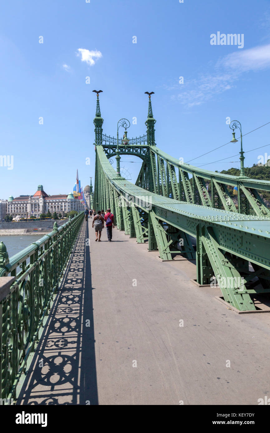 Die Elizabeth Bridge in Budapest, Ungarn, Anschließen der Buda auf der Pester Seite. Stockfoto