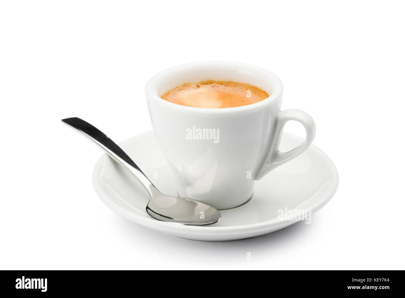 Tasse Kaffee mit Löffel auf weißem Hintergrund Stockfoto
