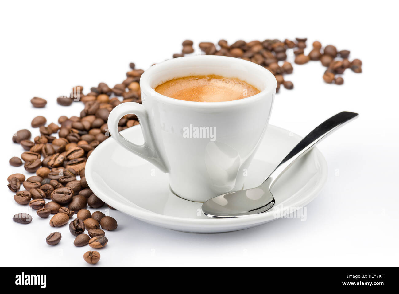 Tasse Kaffee mit Bohnen auf weißem Hintergrund Stockfoto