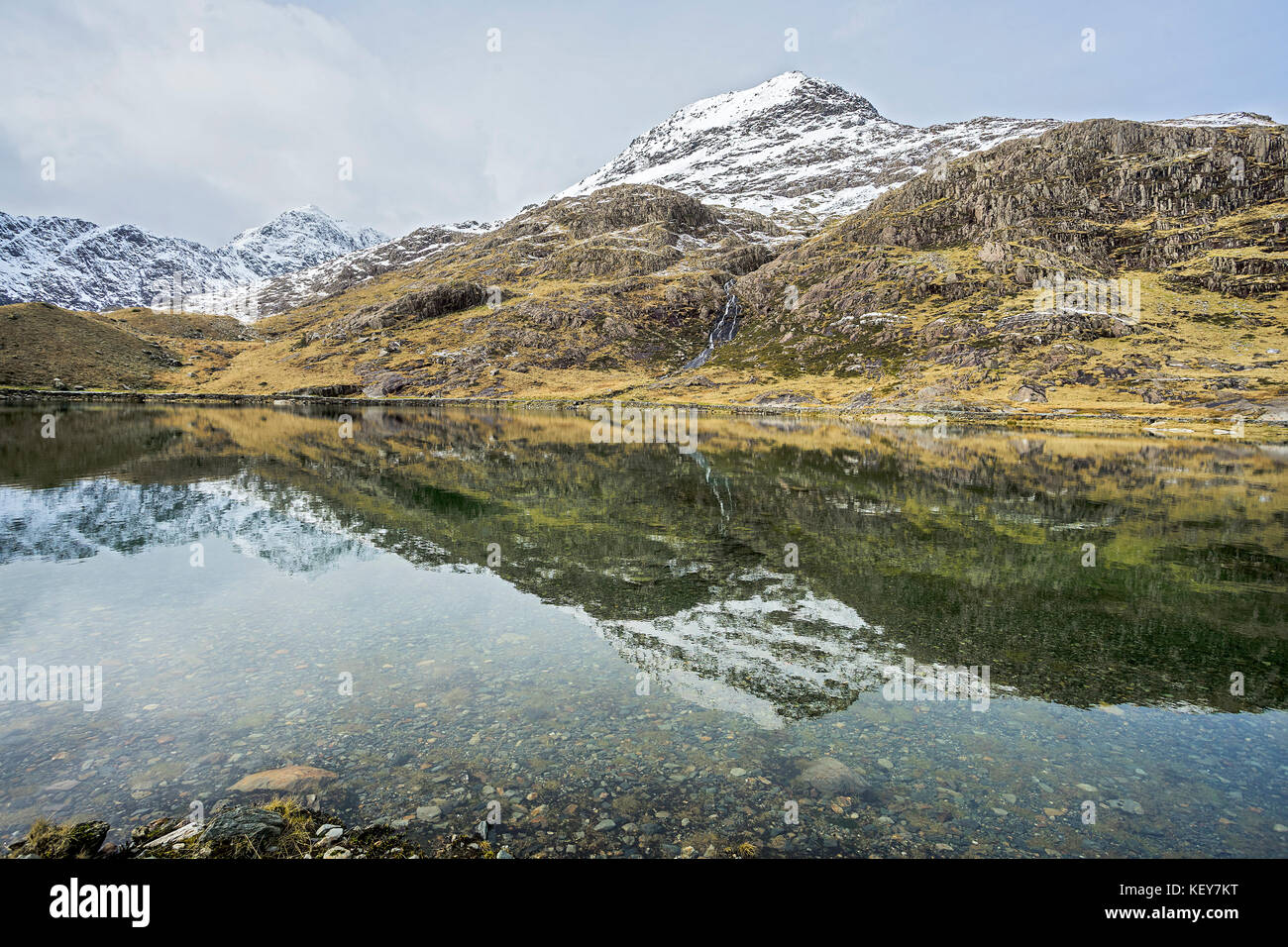 Krippe Goch (Rot Ridge) Teil der Snowdon Horseshoe in Llyn Llydaw mit Mount Snowdon Gipfels im Hintergrund Snowdonia National Park wider Stockfoto