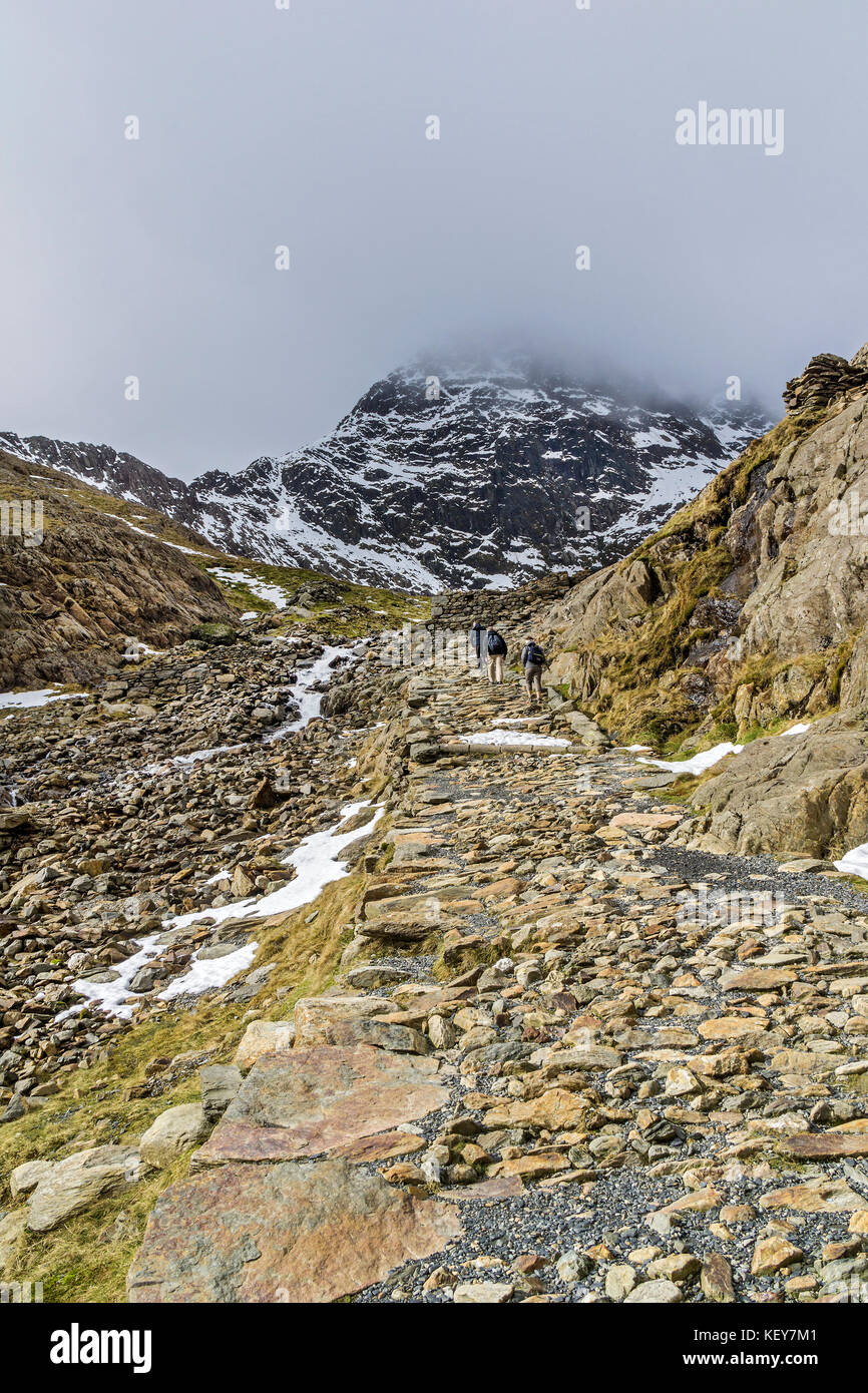Die Bergleute track Mount Snowdon mit den Gipfel im Nebel Snowdonia National Park North Wales UK März 2915 Stockfoto