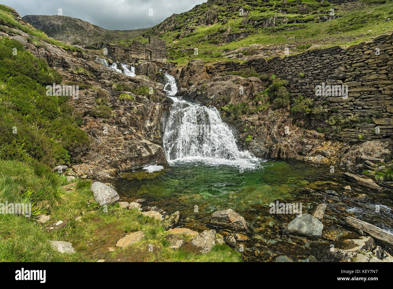 Wasserfälle auf Afon (Fluss) Cwm Llançà und einem alten Schiefergrube Gebäude in der Nähe des Watkin Weg zum Mount Snowdon Snowdonia National Park North Wales UK Stockfoto