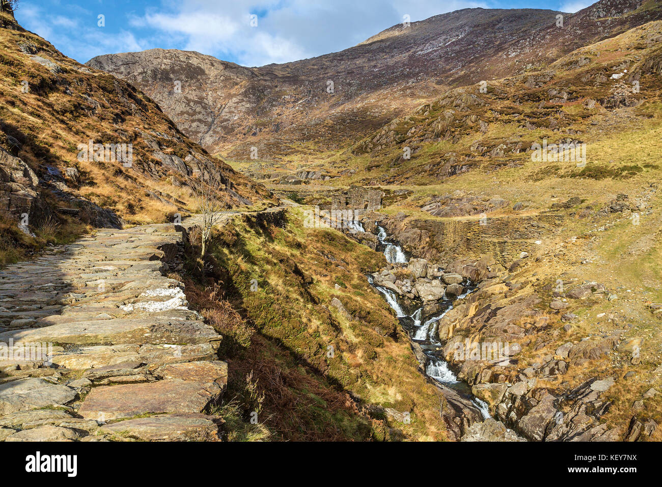 Wasserfälle auf Afon (Fluss) Cwm Llançà zeigen alten Schiefergrube Gebäude und die watkin Weg zum Mount Snowdon auf der linken Snowdonia National Park GROSSBRITANNIEN Stockfoto