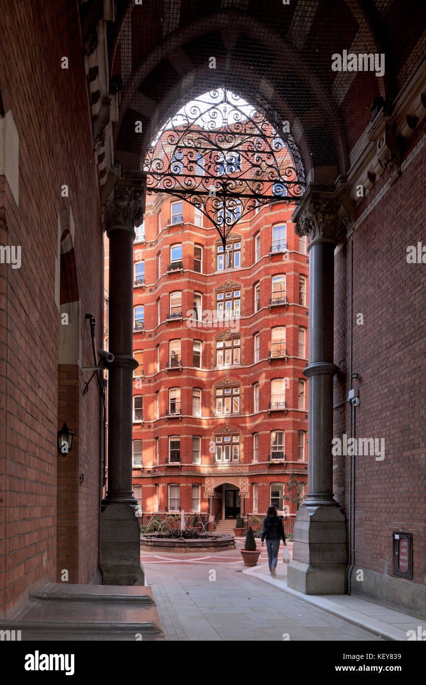 Arch mit Eisen arbeiten, die zum inneren Hof der Artillerie Villen von 75 Victoria Street in London Stockfoto