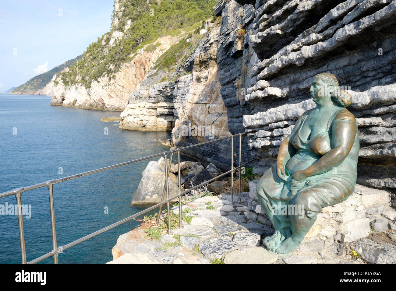 Die Bronzestatue wurde von Scorzelli in Porto Venere, Ligurien, Italien, Mutter Erde genannt Stockfoto