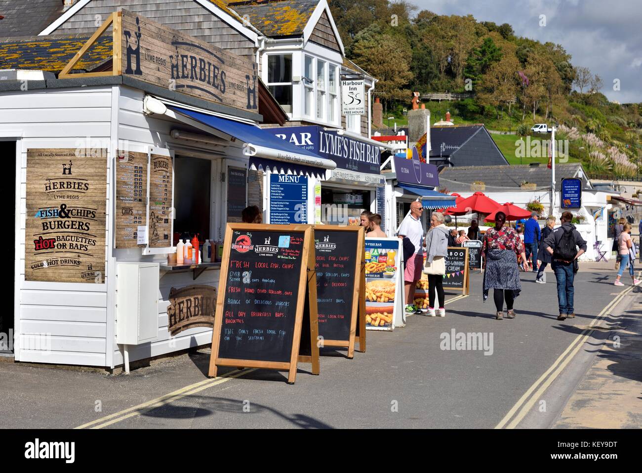 Meer Fisch und Chip bars Lyme Regis, Dorset England UK Stockfoto