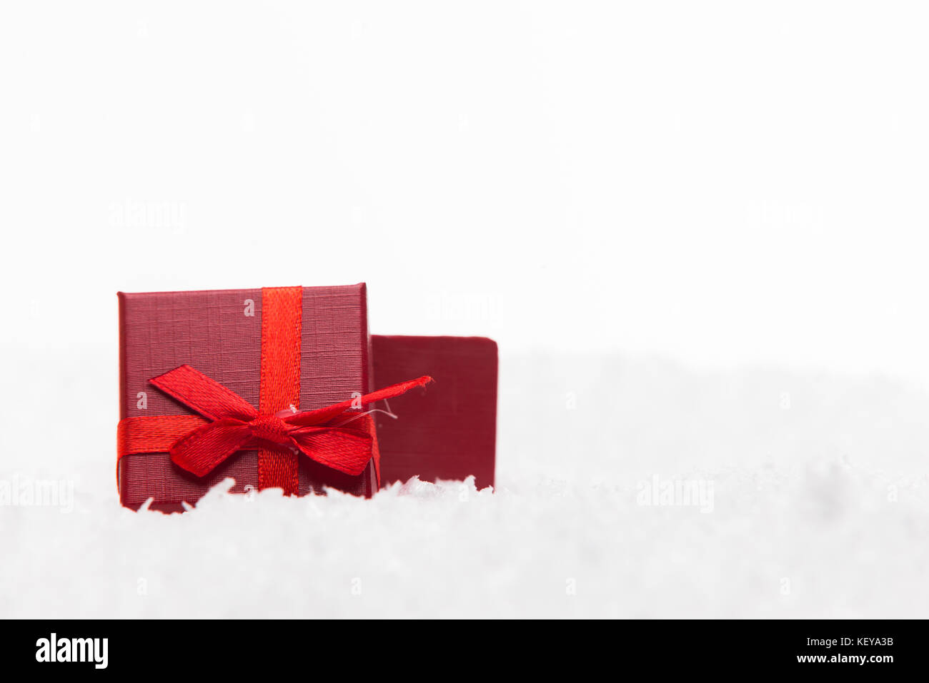 Weihnachten Geschenke mit Schnee auf weißem Hintergrund. Stockfoto