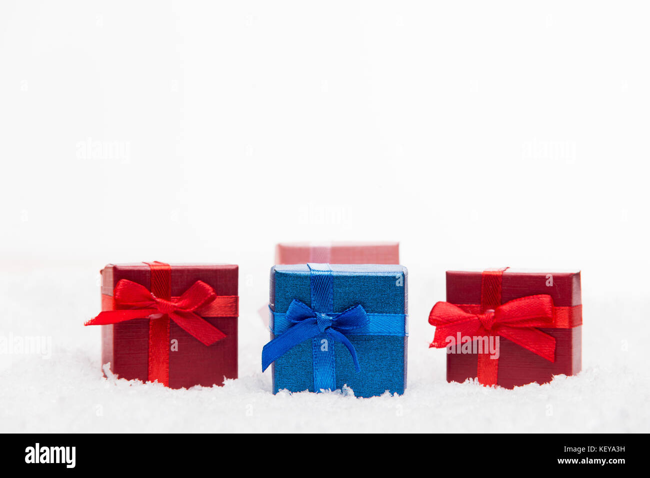 Weihnachten Geschenke mit Schnee auf weißem Hintergrund. Stockfoto