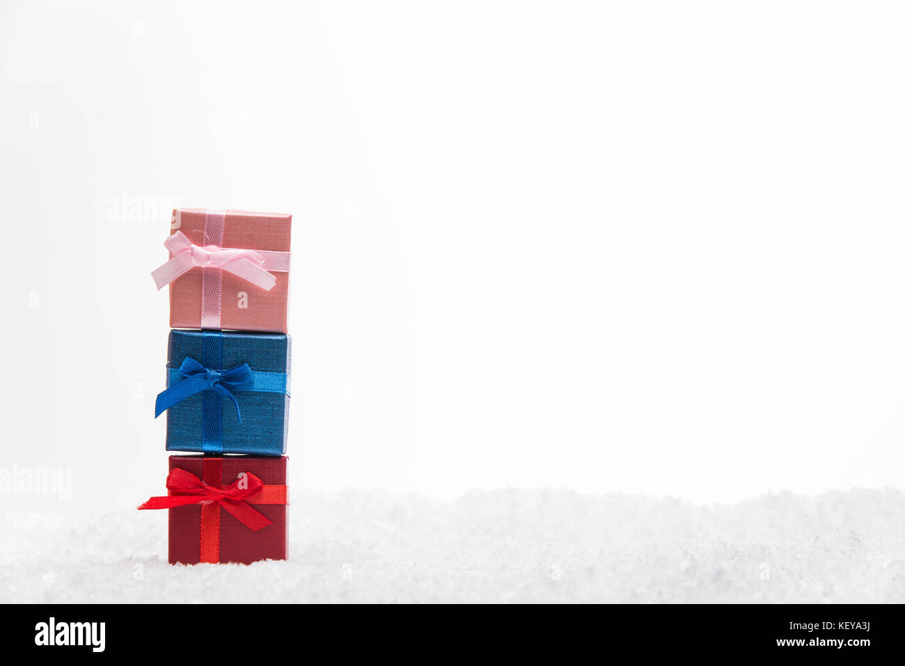 Weihnachten Geschenke mit Schnee auf weißem Hintergrund. Stockfoto