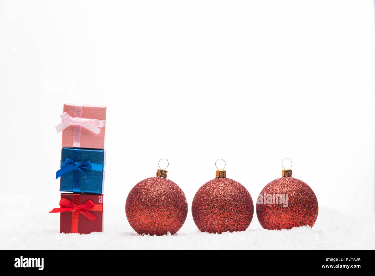 Weihnachten Geschenke mit Schnee auf weißem Hintergrund. Stockfoto