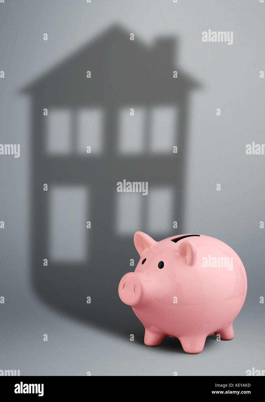 Sparschwein mit Schatten wie Haus, Wohnungswirtschaft Hypothek Konzept Stockfoto